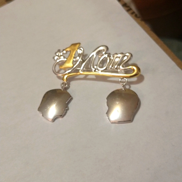 #1 MOM with 2 Kids Faces SILVER/GOLD PENDANT/BROOCH NEW IN PACKAGE-Signed - Picture 2 of 4